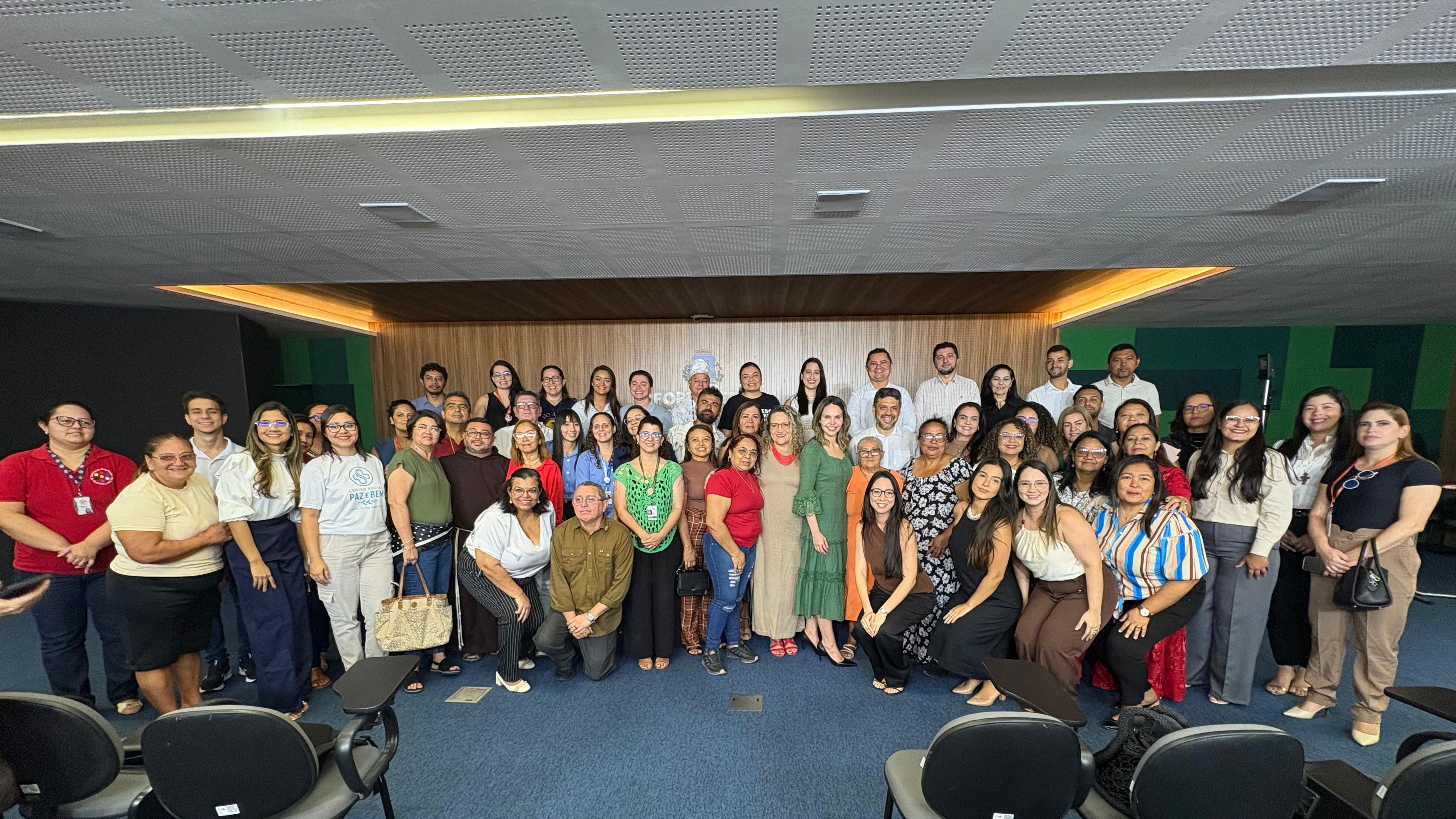 grupo de pessoas posa para a foto